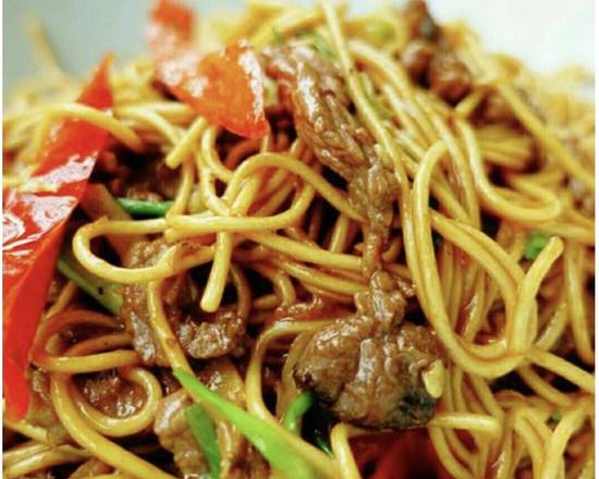 Black pepper fried noodles with beef黑椒牛肉炒面